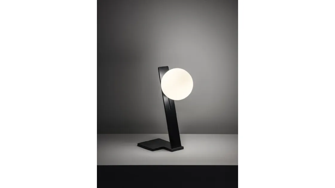 Lampada in metallo nero con diffusore in vetro soffiato Suspense di Midj