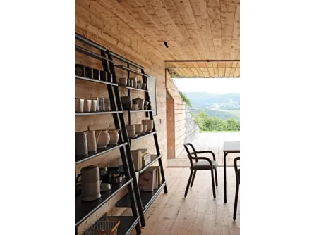 Libreria Suite inclinata in legno con ripiani in metallo di Midj